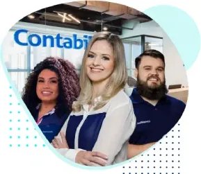 Imagem de três especialistas sorrindo e de braços cruzados