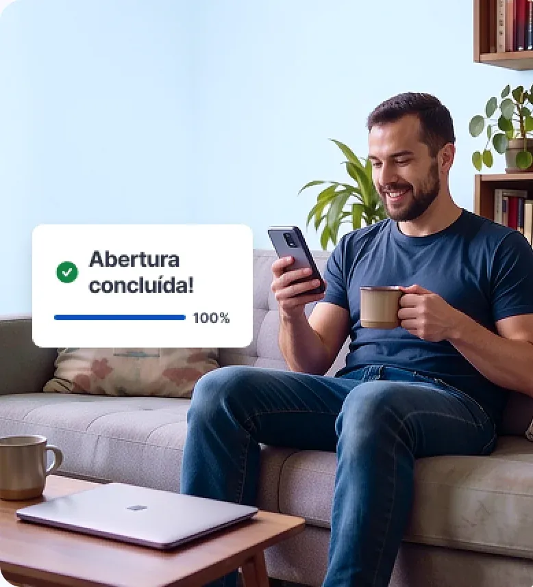 Pessoa abrindo o CNPJ pelo celular, em casa