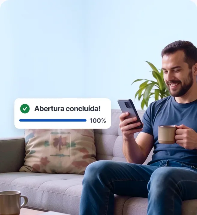 Pessoa abrindo o CNPJ pelo celular, em casa