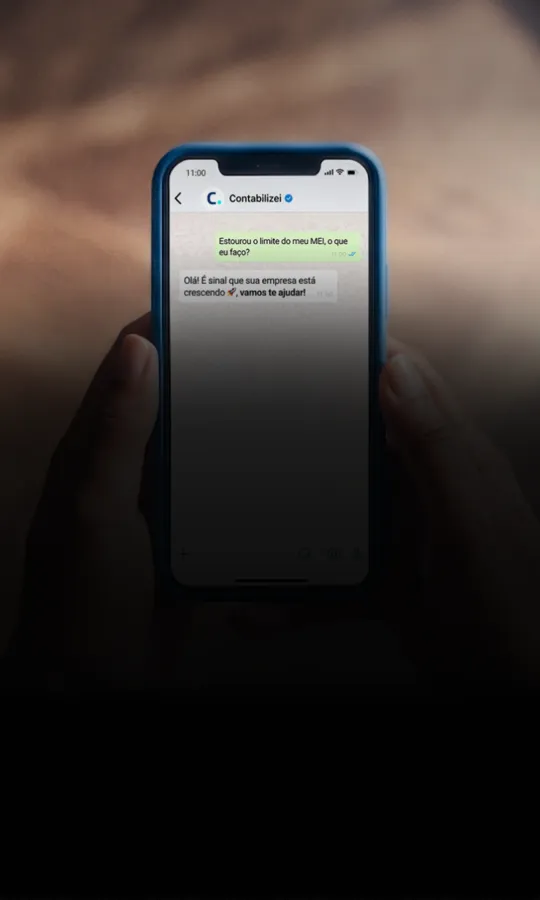 Pessoa conversando com a Contabilizei pelo WhatsApp