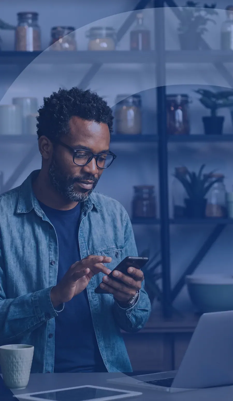 Empreendedor consultando informações da Contabilizei pelo celular