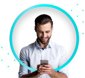 Homem sorridente segurando um smartphone