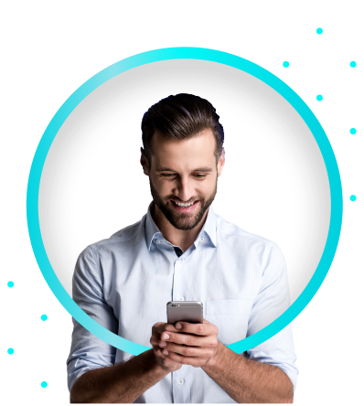 Homem sorridente segurando um smartphone