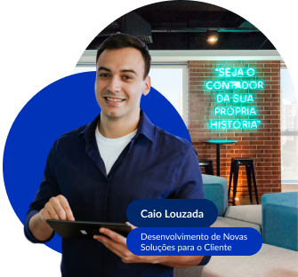 Especialista da Contabilizei sorrindo e segurando um tablet