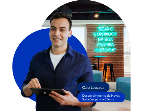 Especialista da Contabilizei sorrindo e segurando um tablet