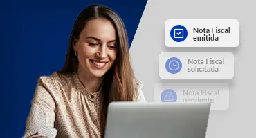 Mulher sorrindo enquanto tecla no laptop