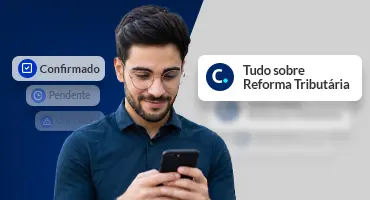Homem sorrindo olhando para o celular