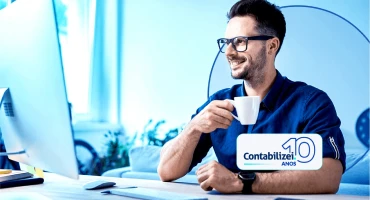 Homem segurando xícara sorrindo