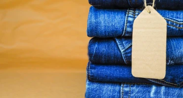 Roupas com etiqueta de preço