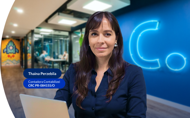 Contadora contabilizei sorrindo para a foto
