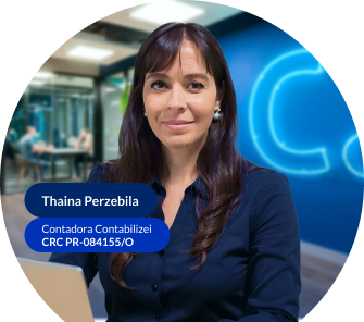 Contadora contabilizei sorrindo para a foto