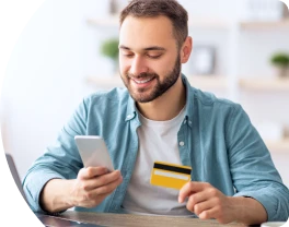 Homem segurando cartão e celular