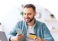Homem segurando cartão e celular