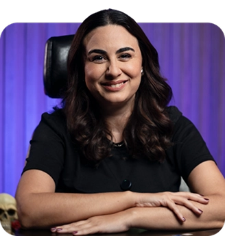 Pessoa sorrindo, sentada