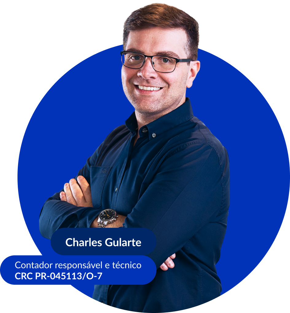 Especialista Charles Gularte da Contabilizei vestindo camisa azul com braços cruzados e sorrindo