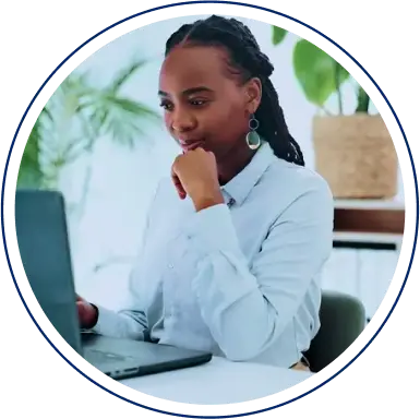 Especialista da Contabilizei trabalhando em um notebook