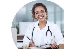 Médica gerenciando contabilidade através de aplicativ