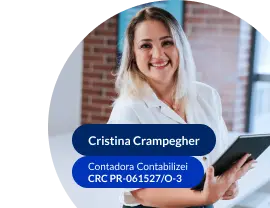 Cristina Crampegher - Contadora Contabilizei, sorrindo e segurando um tablet