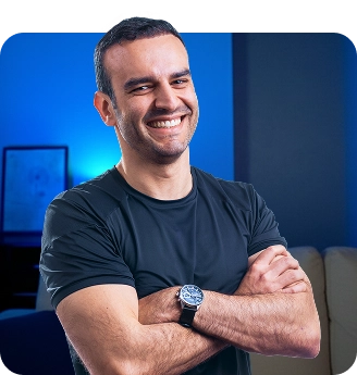 Pessoa sorrindo, em pé