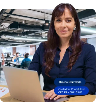 Especialista da Contabilizei sorrindo e segurando um tablet
