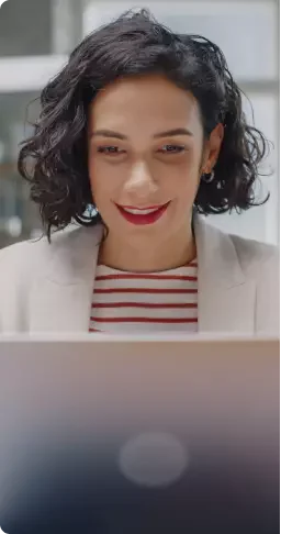 mulher utilizando notebook e sorrindo mulher utilizando notebook e sorrindo