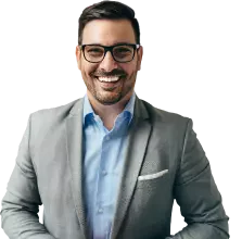 Imagem de perfil, de um homem sorrindo