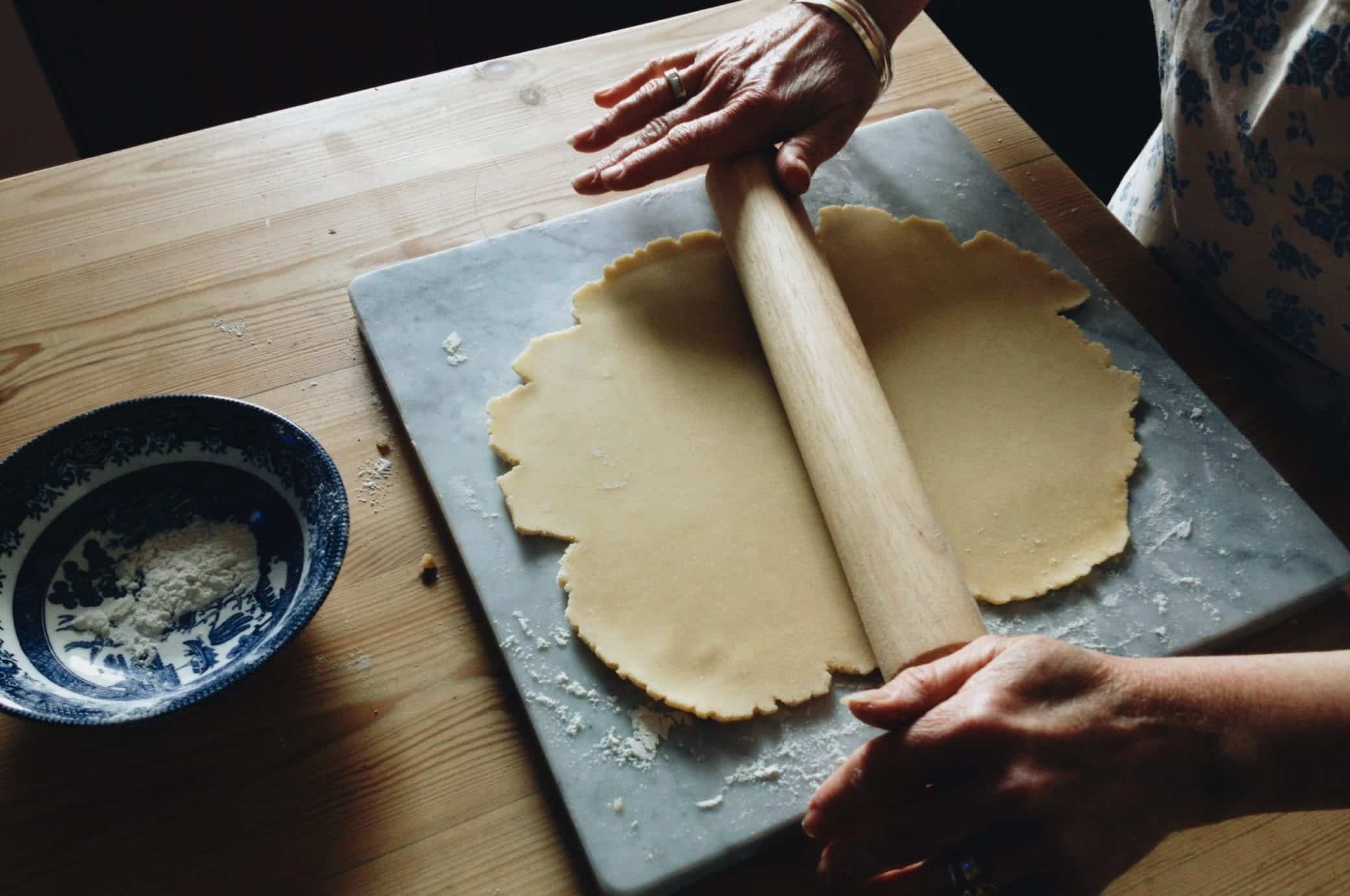 o que fazer na quarentena aprendendo a cozinhar fazendo massa de bolo com rolo de madeira