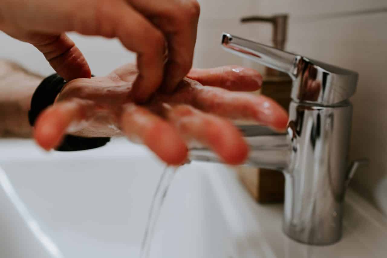 preparar o ambiente de trabalho para prevenir coronavírus lavando as mãos