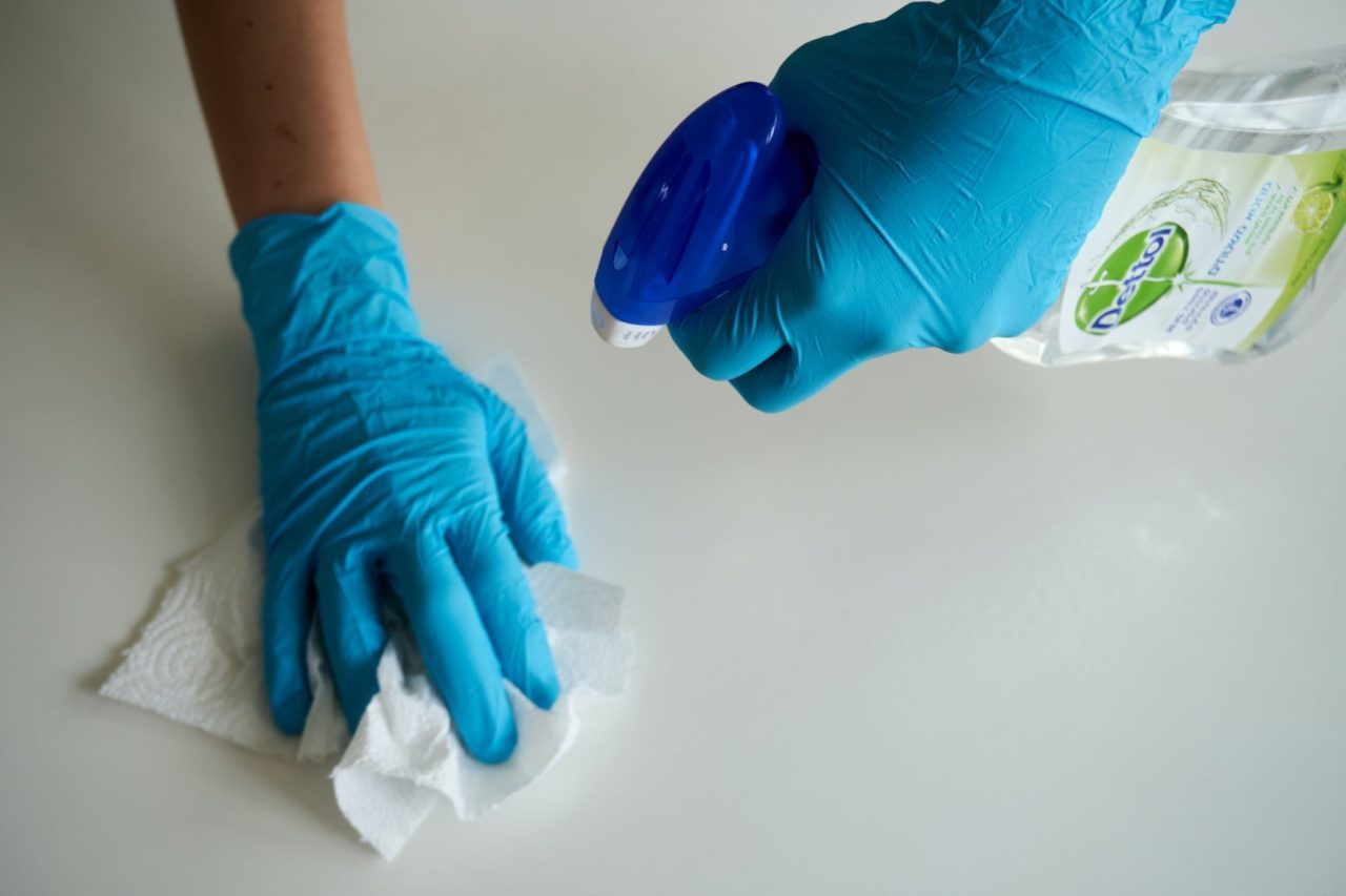preparar o ambiente de trabalho para prevenir coronavírus limpando superfície