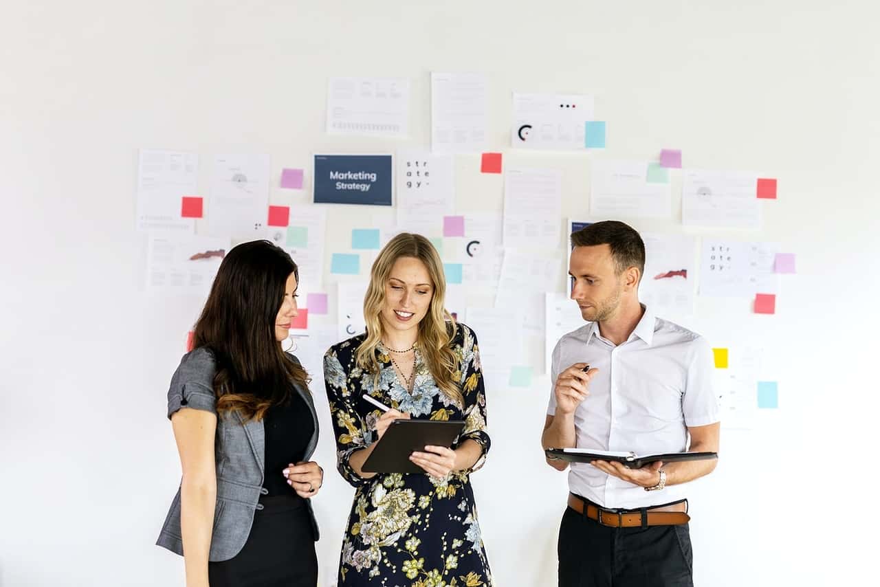 como mudar de mei para me tres pessoas analisando os numeros da empresa