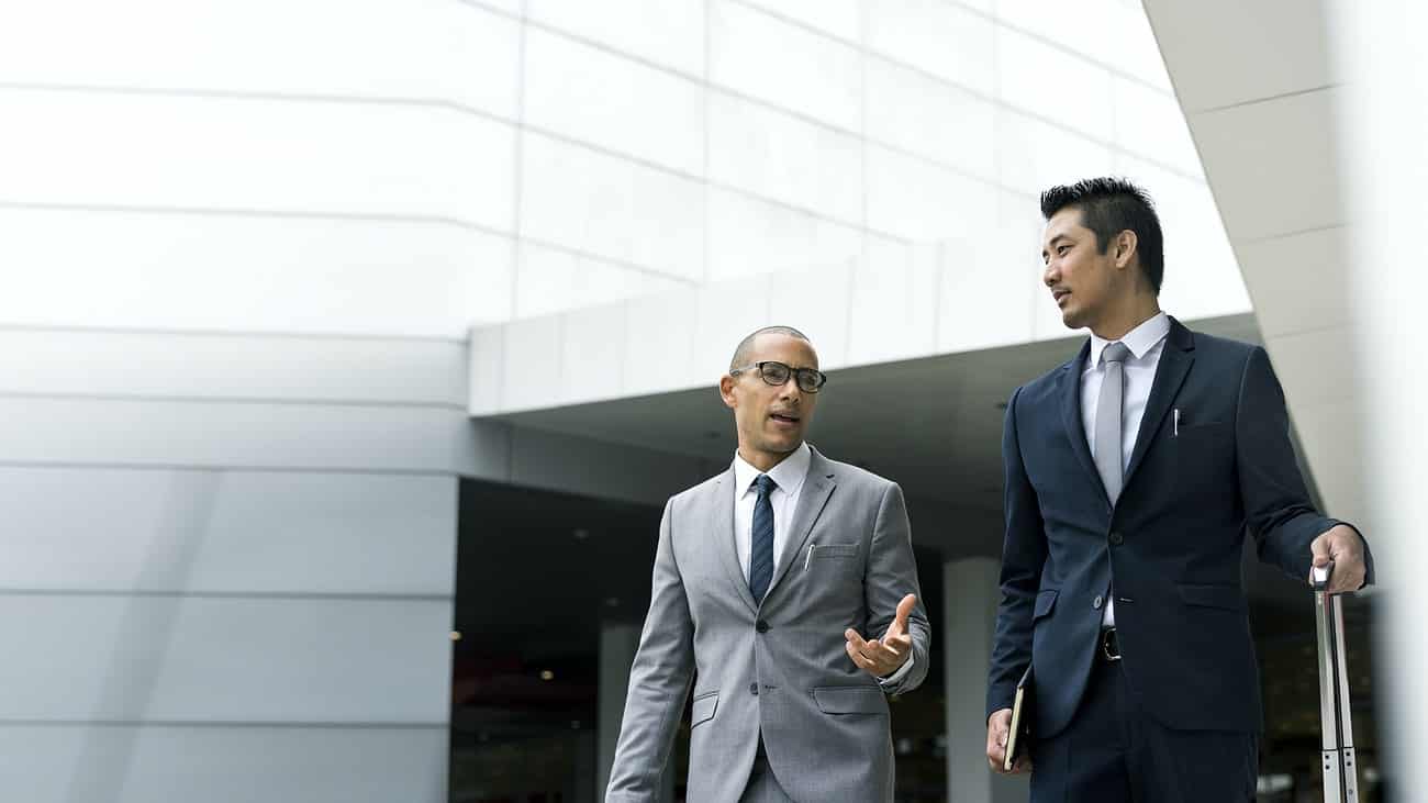 microempresa pode ter socios dois socios conversando saindo do predio