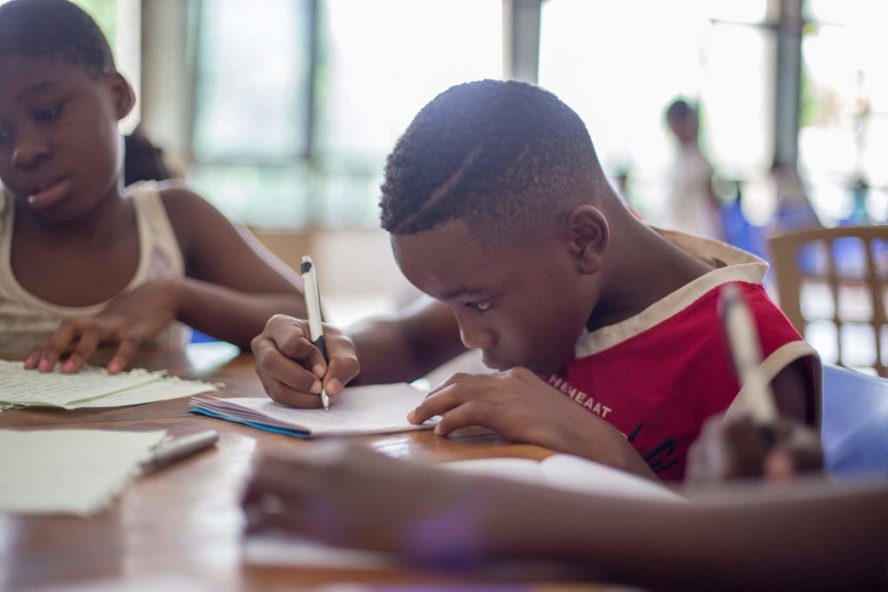 pos-pandemia-educacao-menino-estudando