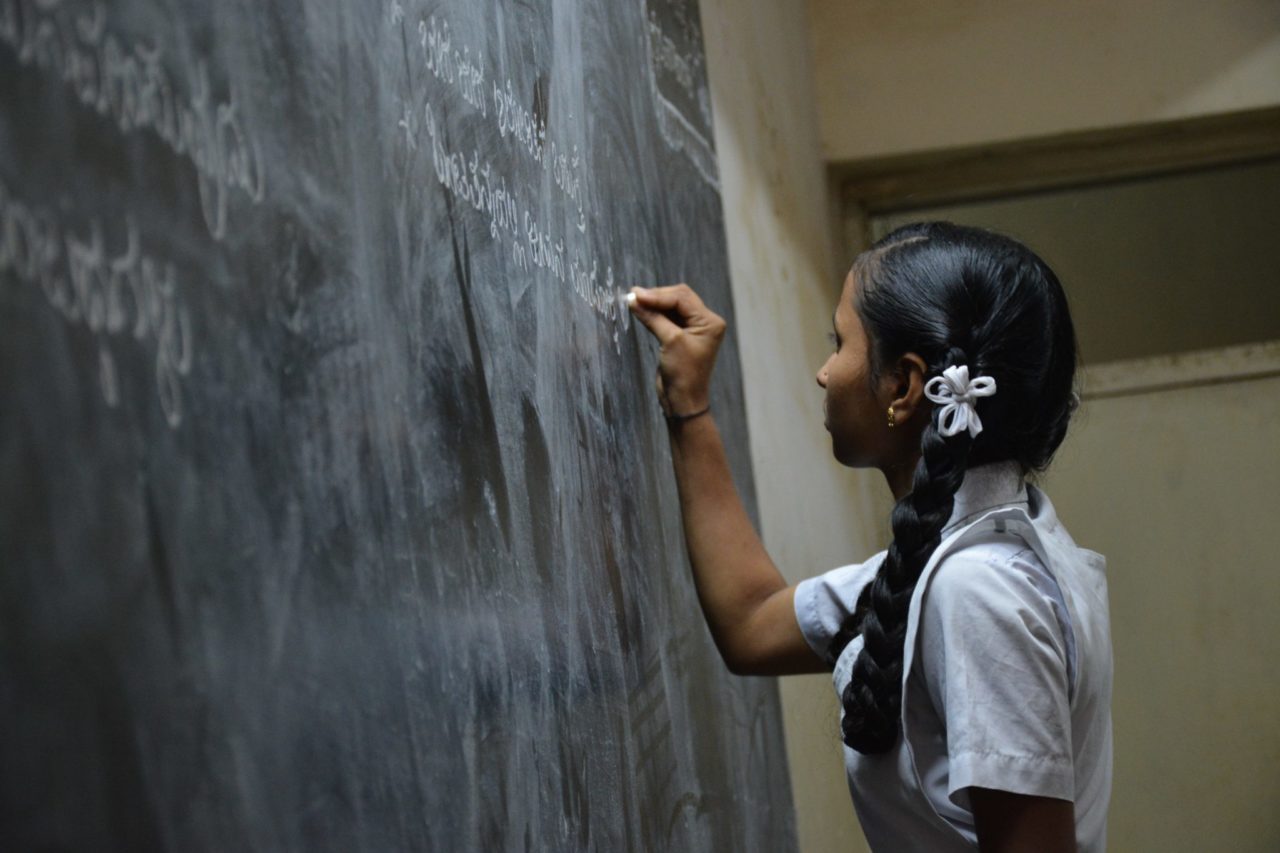 pos-pandemia-educação-menina-giz-quadro