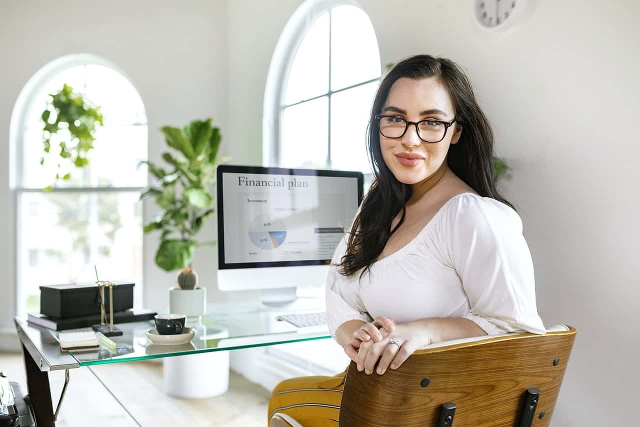 preciso de contador para abrir empresa mulher sentada na mesa de escritorio fazendo contabilidade