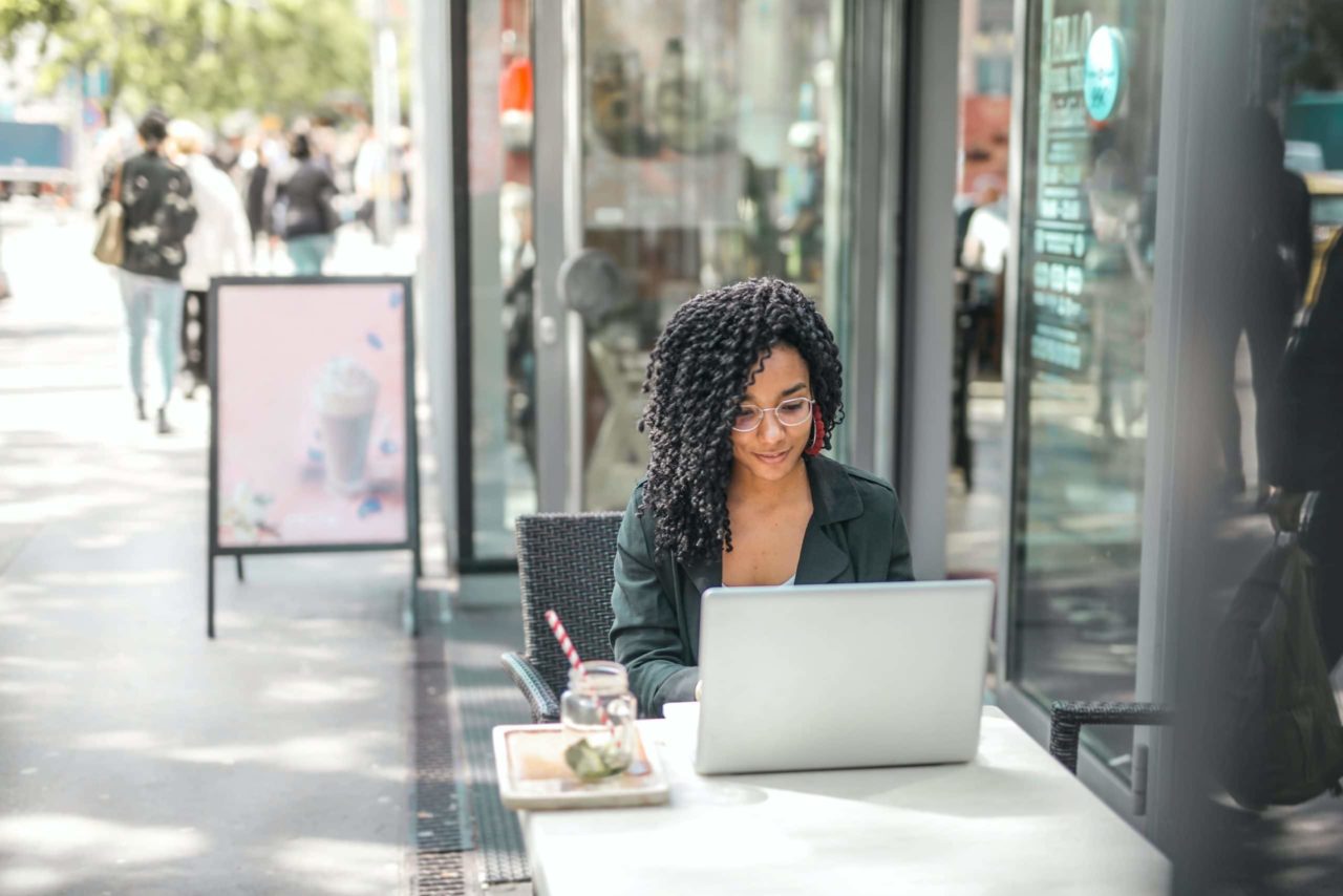 empresa-online-mulher-computador-