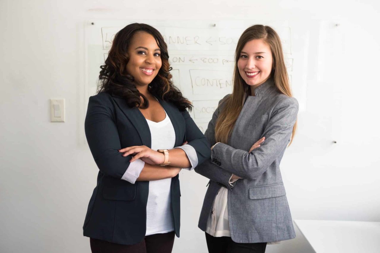 corretor-seguros-duas-mulheres-