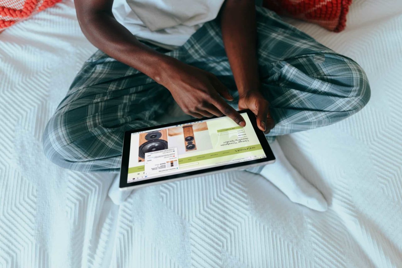 processos-digitais-homem-cama-