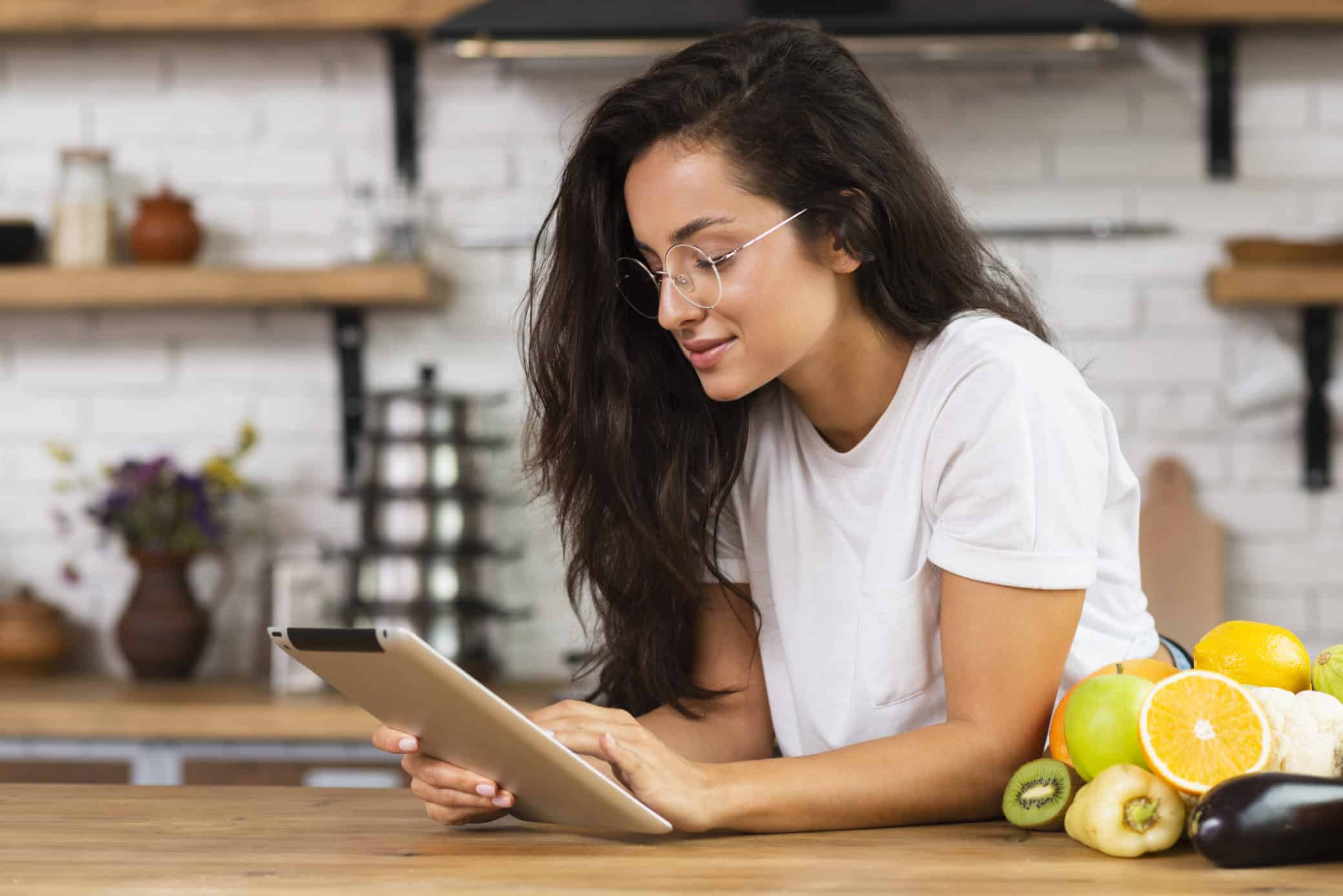 quanto-ganha-nutricionista-mulher-olhando-tablet