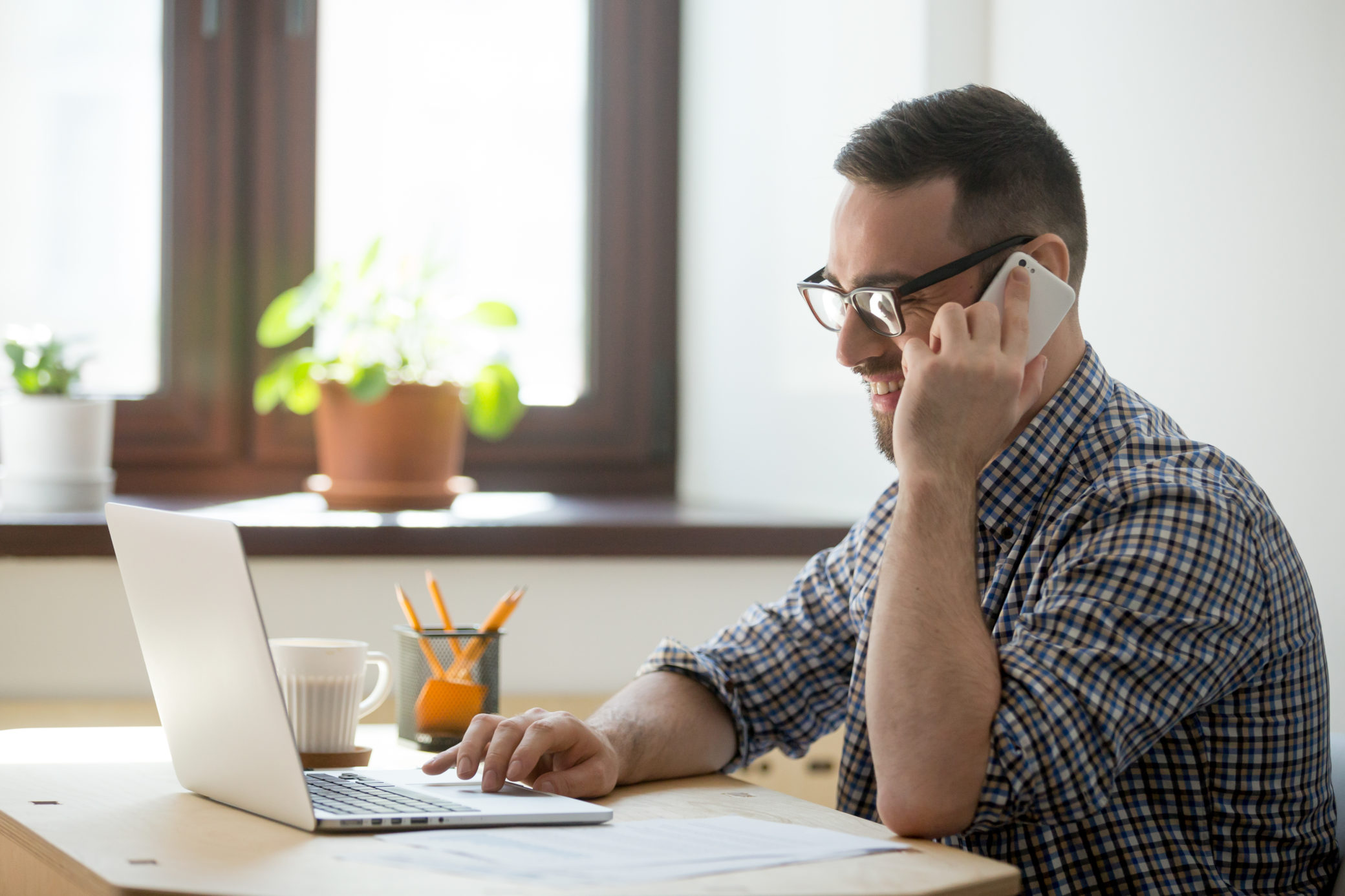 como-trabalhar-em-casa-homem-em-homeoffice