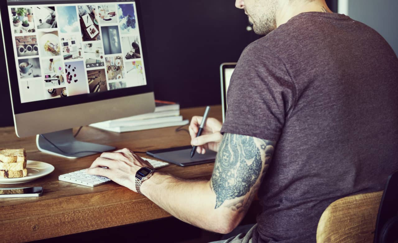 quanto-ganha-um-designer-grafico-jovem-trabalhando