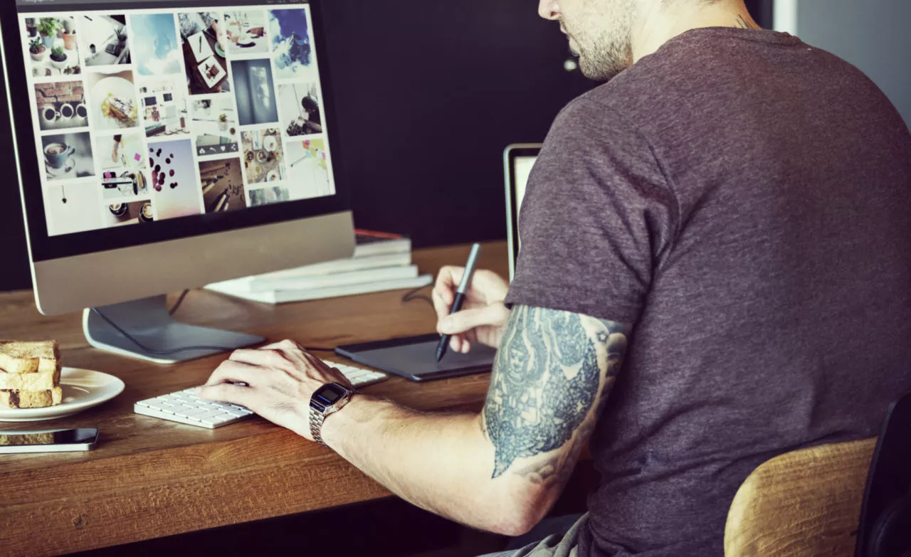 quanto-ganha-um-designer-grafico-jovem-trabalhando
